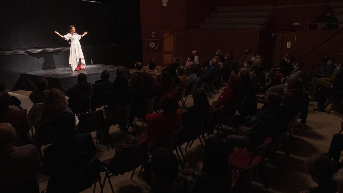 Alicia Bululú narrando historias en el  Festival Internacional de Narración Oral el año pasado.