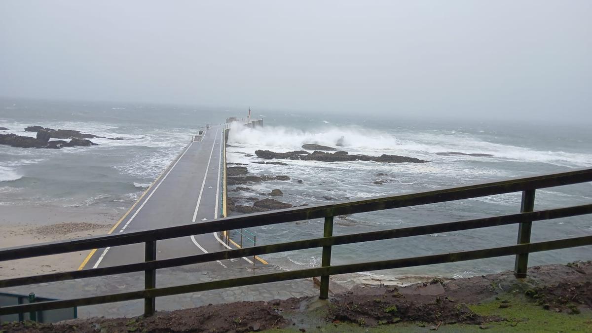 El mar rompe contra el muelle de la isla de Ons y lo cubre, ayer, impidiendo el atraque de los barcos.
