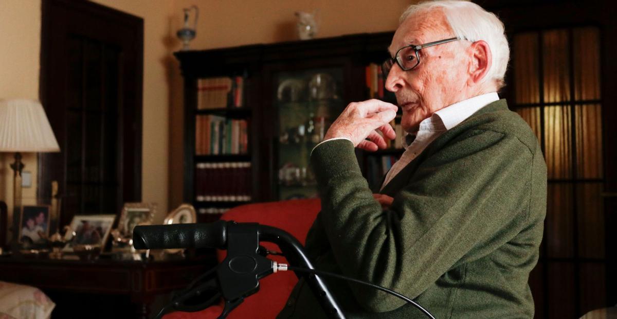 El periodista malagueño Guillermo Jiménez Smerdou, en su casa de Málaga.