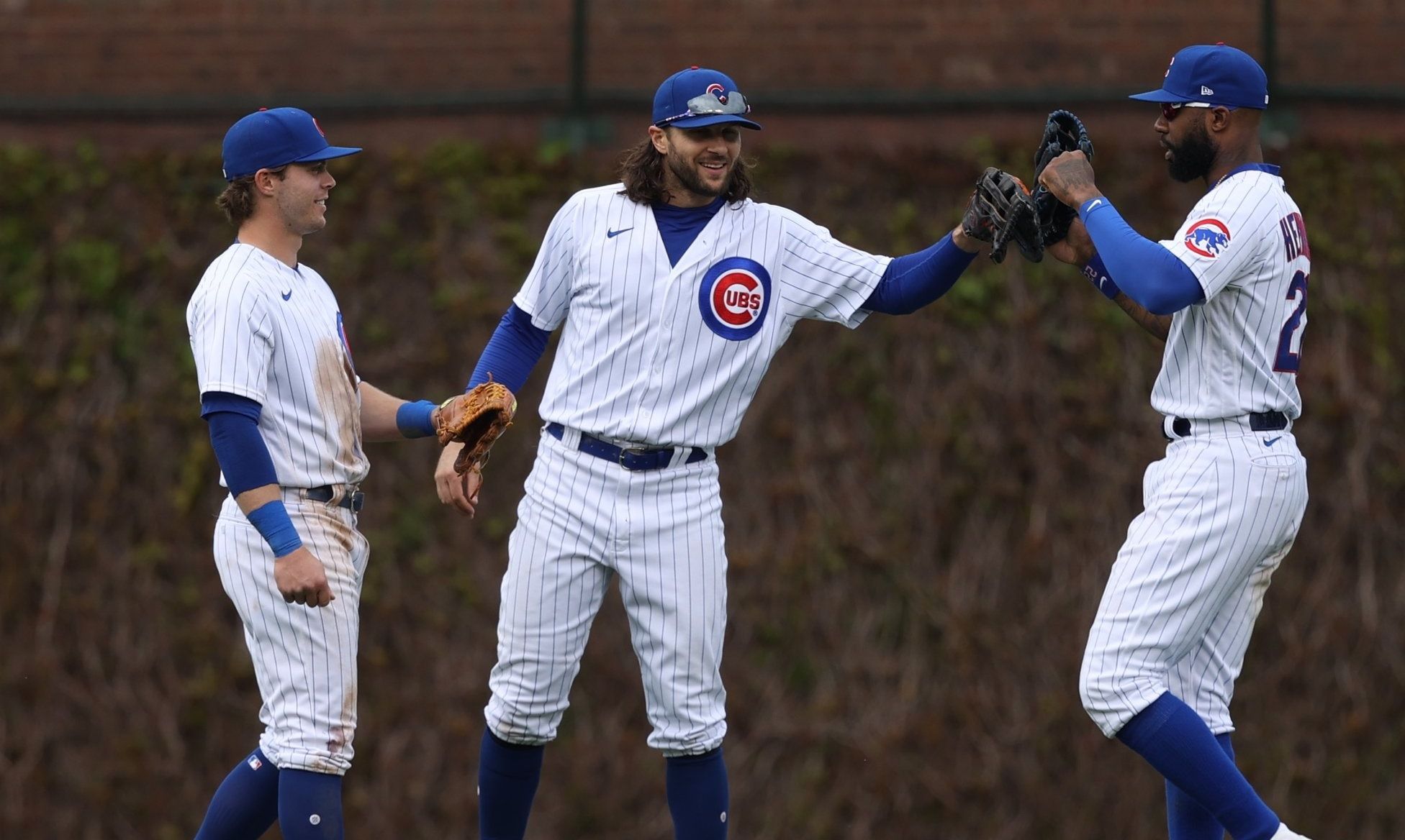 Jugadores de los Cubs se felicitan por su victoria.