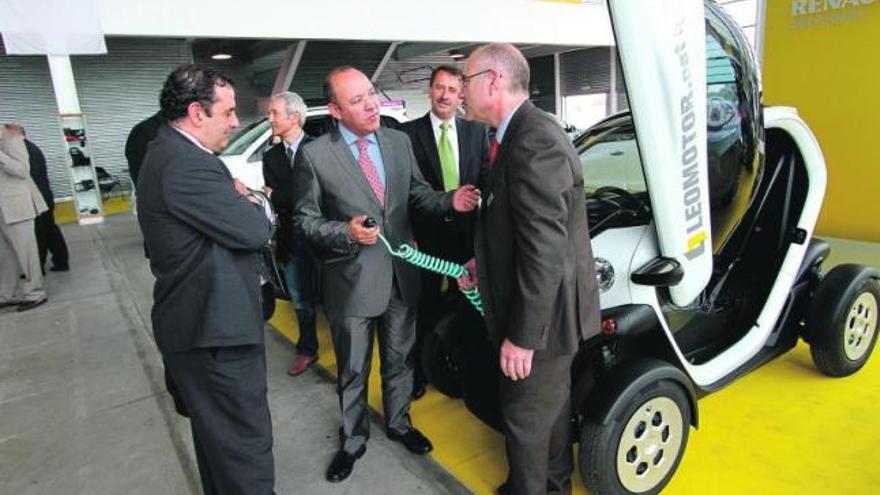 Autoridades y organizadores durante la inauguración de la feria.