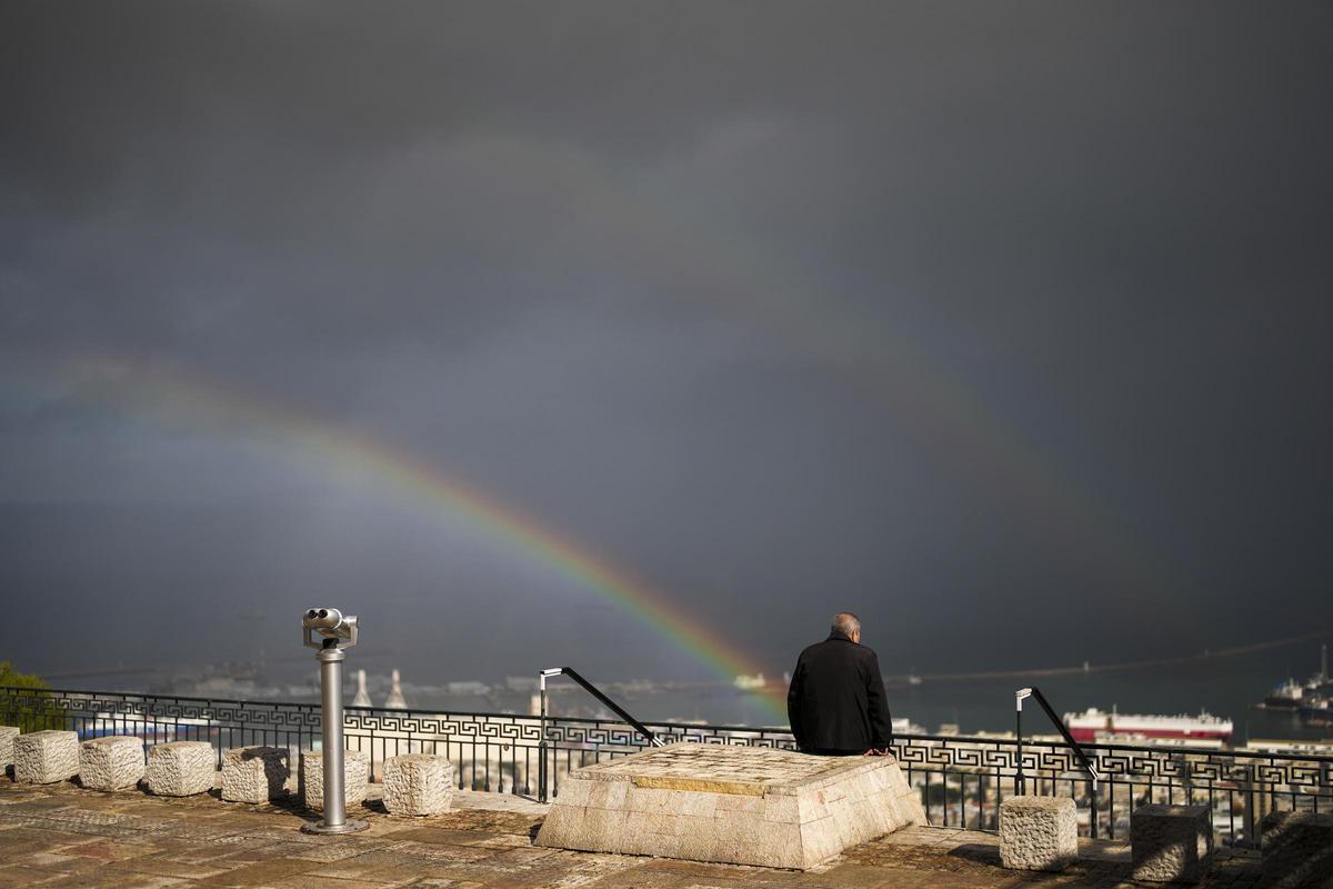 Un hombre observa un doble arcoíris sobre el cielo de Haifa, ciudad de Israel que acoge a numerosos desplazados de la frontera con Líbano.