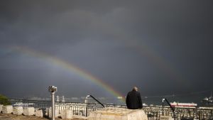 Un hombre observa un doble arcoíris sobre el cielo de Haifa, ciudad de Israel que acoge a numerosos desplazados de la frontera con Líbano.