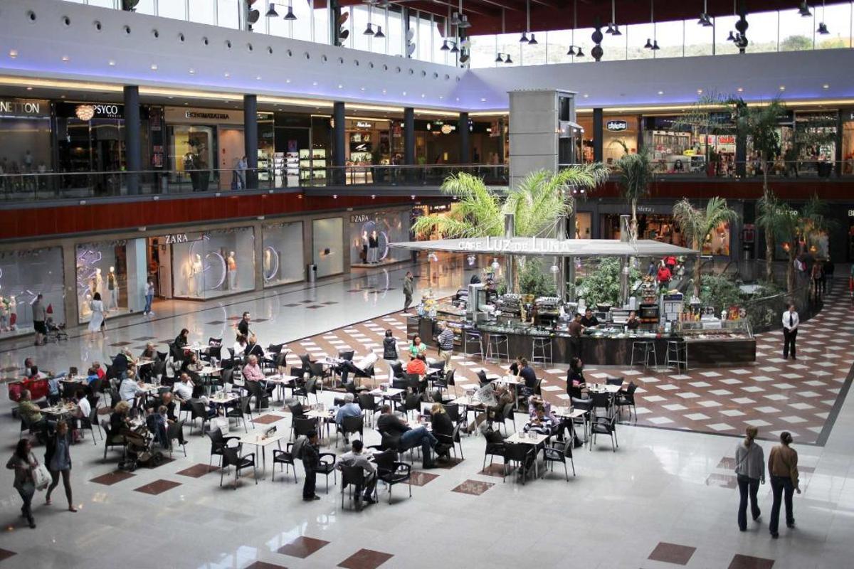 Interior del centro comercial La Cañada