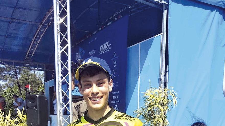 Marcelli, con el trofeo conquistado ayer en Gouveia. // FdV