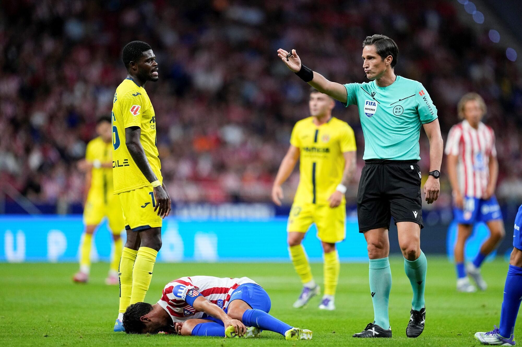 Jose Luis Munuera Montero, referee of the match, gestures during the Spanish League, LaLiga EA Sports, football match played between Atletico de Madrid and Villarreal CF at Riyadh Air Metropolitano stadium on September 13, 2025, in Madrid, Spain. AFP7 13/09/2025 ONLY FOR USE IN SPAIN. Oscar J. Barroso / AFP7 / Europa Press;2025;SPAIN;SPORT;ZSPORT;SOCCER;ZSOCCER;Atletico de Madrid v Villarreal CF - LaLiga EA Sports