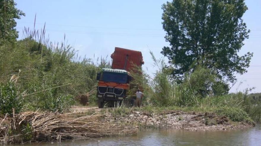 Almassora mejora el pavimento natural de la senda de la desembocadura del Millars