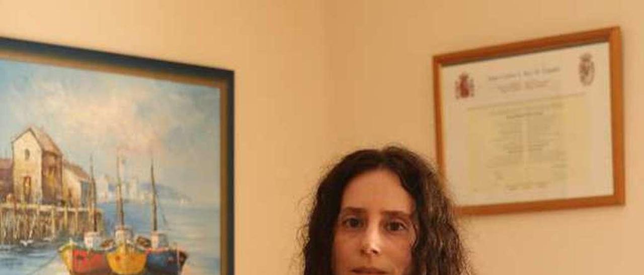 La psicóloga Beatriz Novoa, ayer, en su consulta de Lalín. // Bernabé