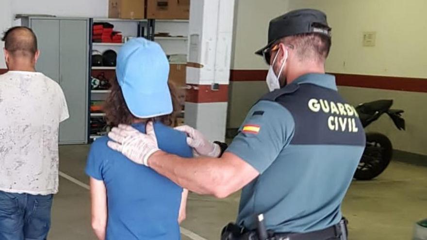 Dos de los detenidos, custodiados por la Guardia Civil.