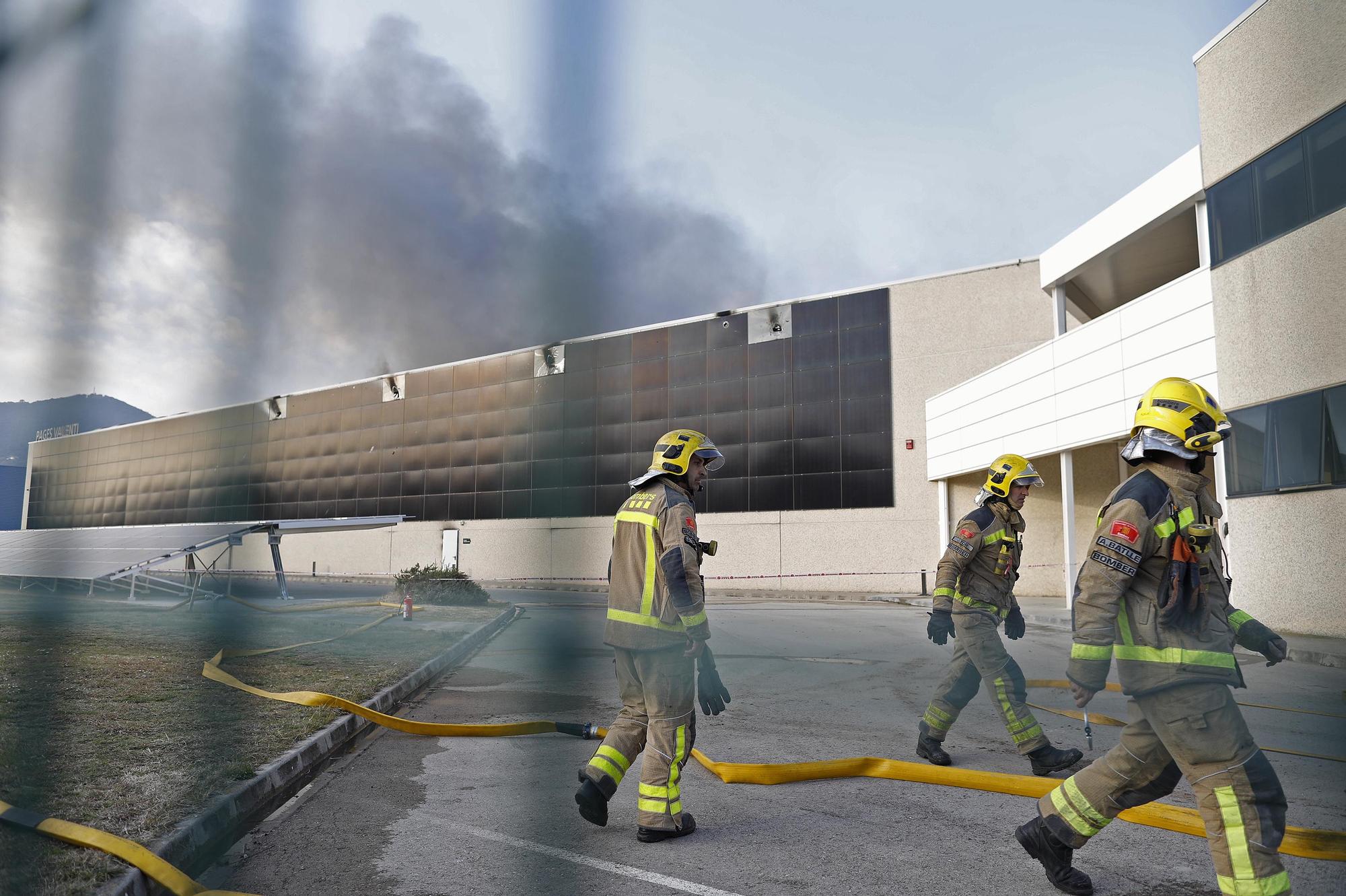 Les imatges de l'incendi de la fàbrica tèxtil a Sant Jaume de Llierca