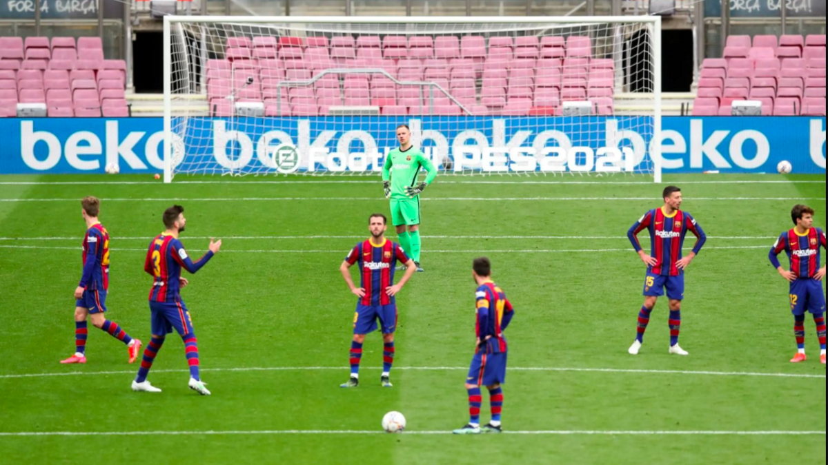 Piqué intenta animar a sus compañeros tras el empate del Cádiz en el Camp Nou.