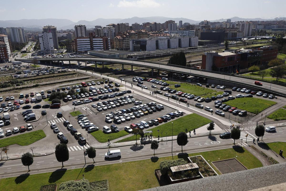 Vista del viaducto de Carlos Marx con la estación de Sanz Crespo y la zona de vías al fondo.