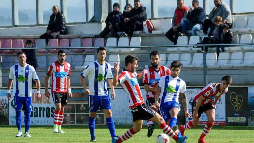 El partido tuvo más tensión que buen fútbol. // Iñaki Abella