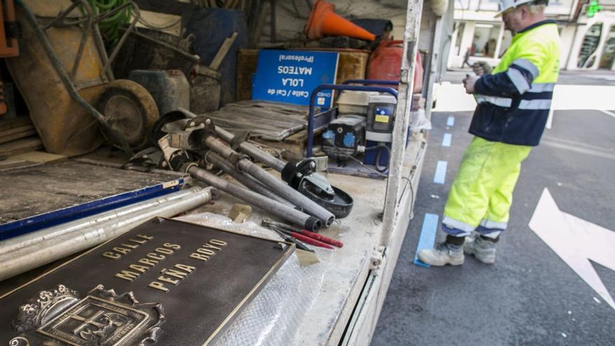 Reposición de la placa de Marcos Peña Royo.