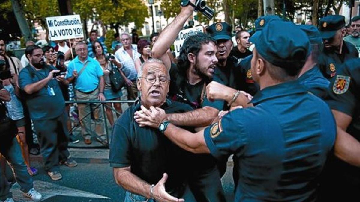 Un grupo de manifestantes se enfrenta a la policía, ayer, en las inmediaciones de la plaza de Neptuno de Madrid.