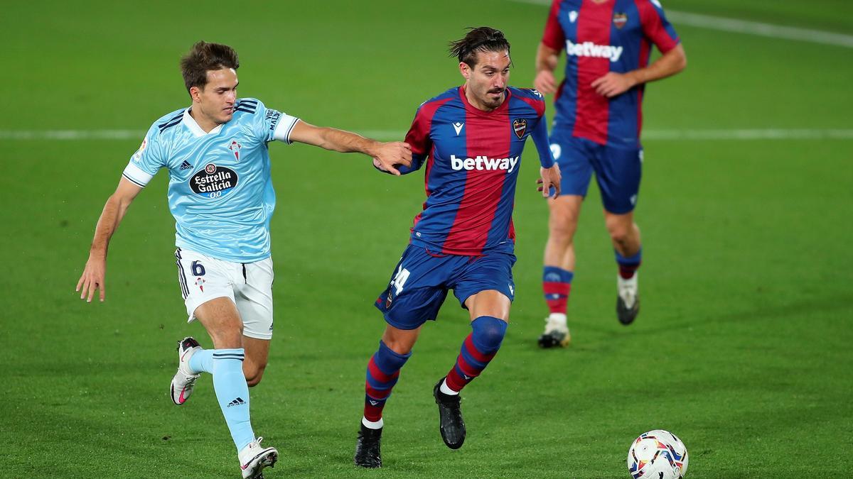 Denis Suárez pugna por un balón