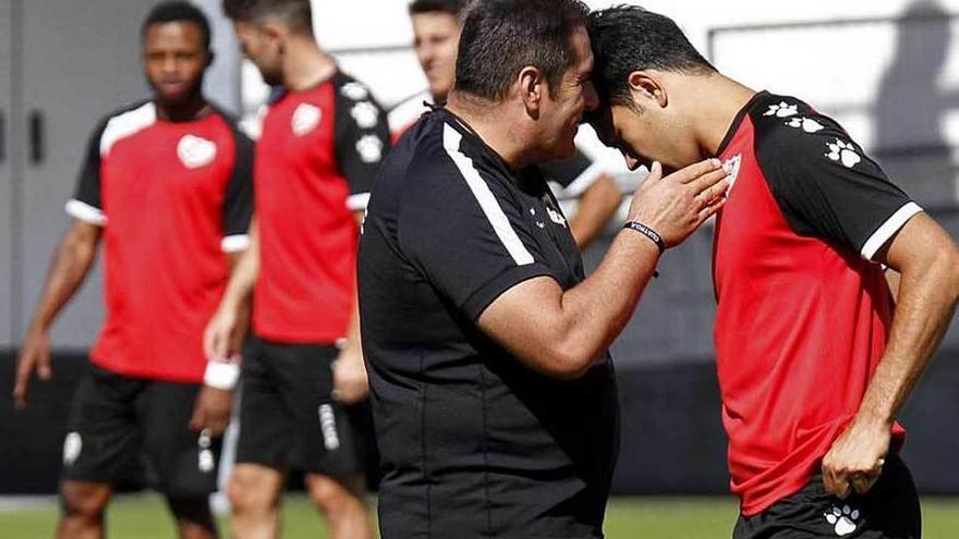 Sandova dialoga con Miku en un entrenamiento de esta temporada.