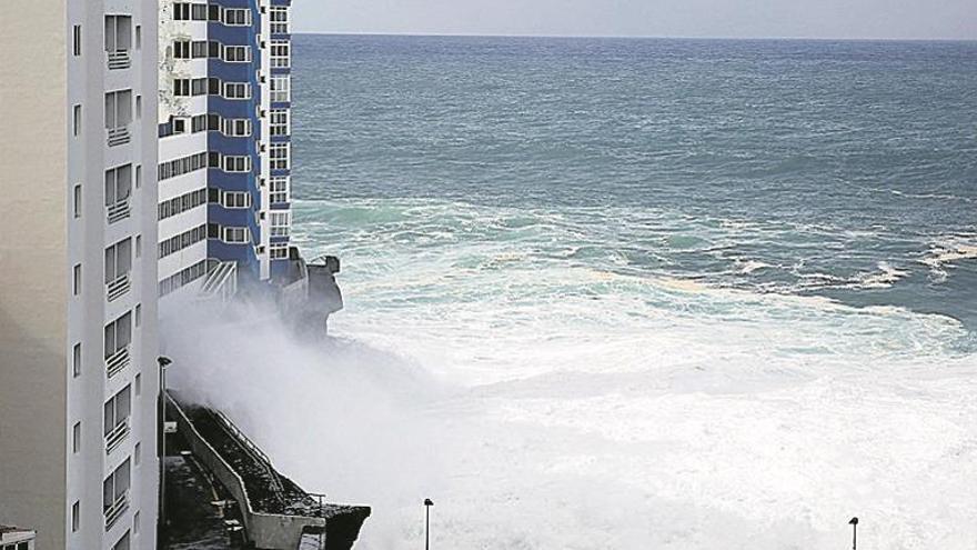 El temporal obliga a evacuar viviendas en Girona y Tenerife