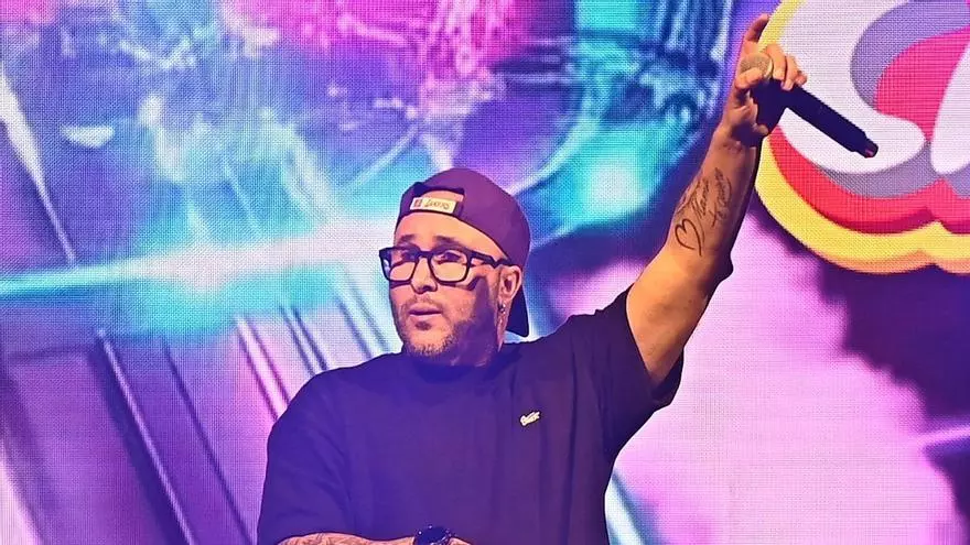 Kiko Rivera, harto de las críticas, estalla con un fan en pleno concierto: "La que es cantante es mi madre"
