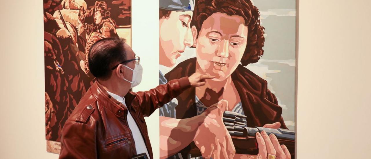 El pintor Miguel March en la presentación de «Imágenes de una historia interminable». | JORGE PÉREZ