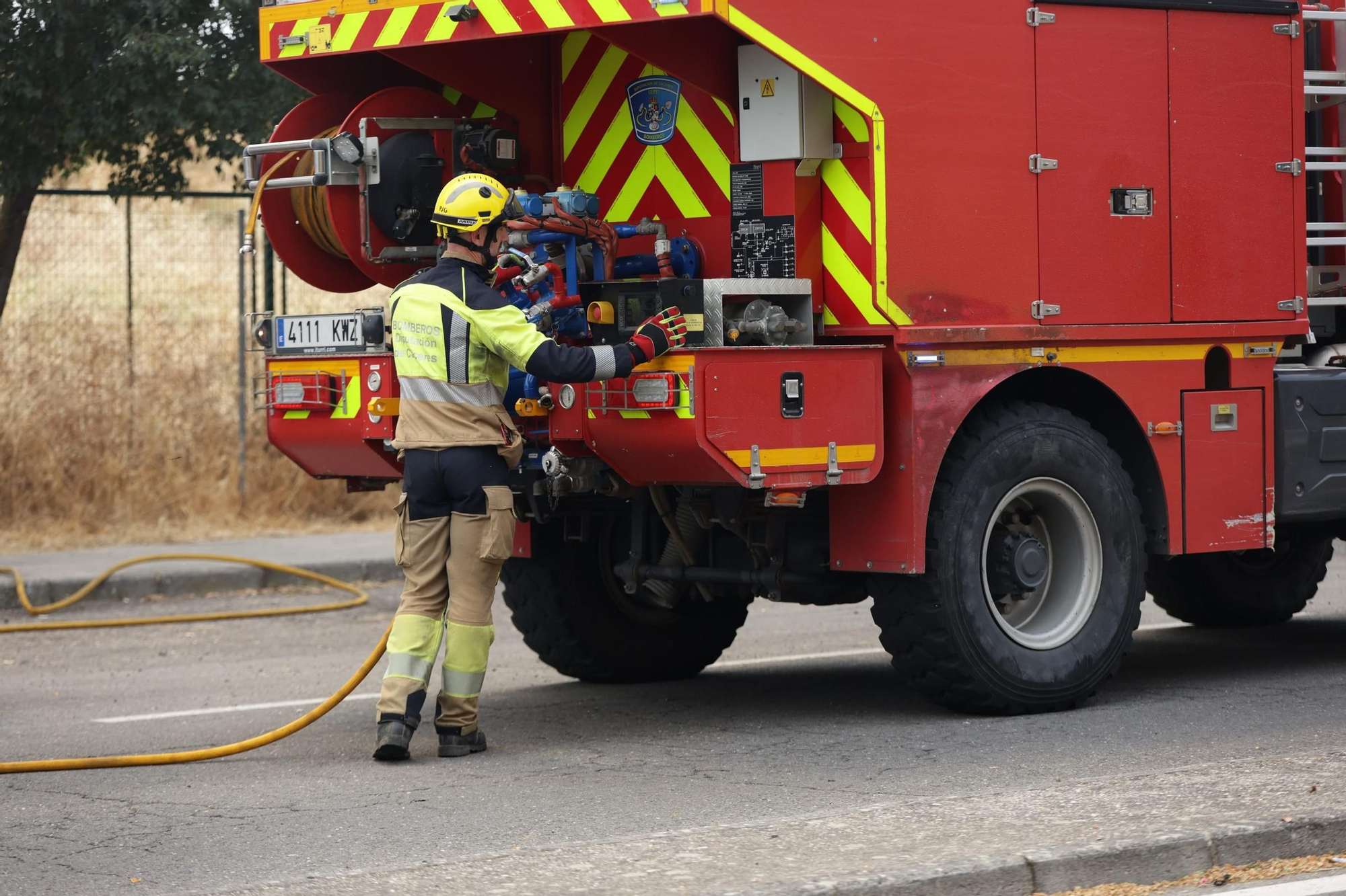 Incendio de pastos en unas pistas de fútbol de La Mejostilla