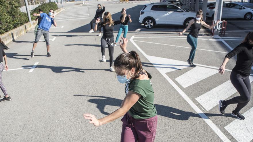 Assaig dels ballarins a l&#039;exterior del Carrefour, el novembre