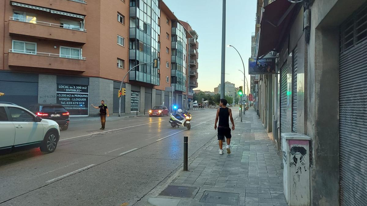 Un agent de la Policia Local desvia el trànsit a la cruïlla de la carretera de Vic amb el carrer de Gaudí