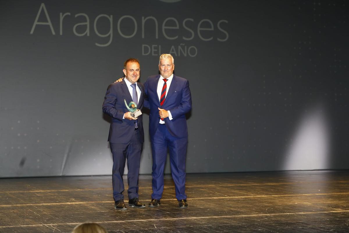 Antonio Mayoral, director general de Master D, con el premio, junto a Iñaki Navarro, director territorial de Banco Sabadell en la zona norte.