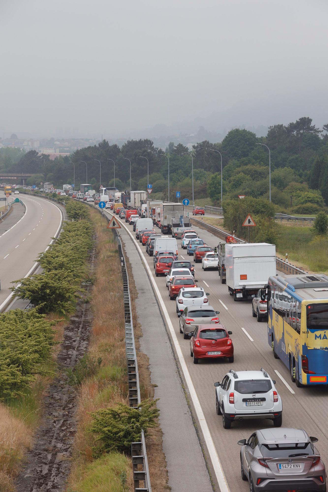 Un accidente múltiple en la "Y" genera retenciones kilométricas en sentido Oviedo