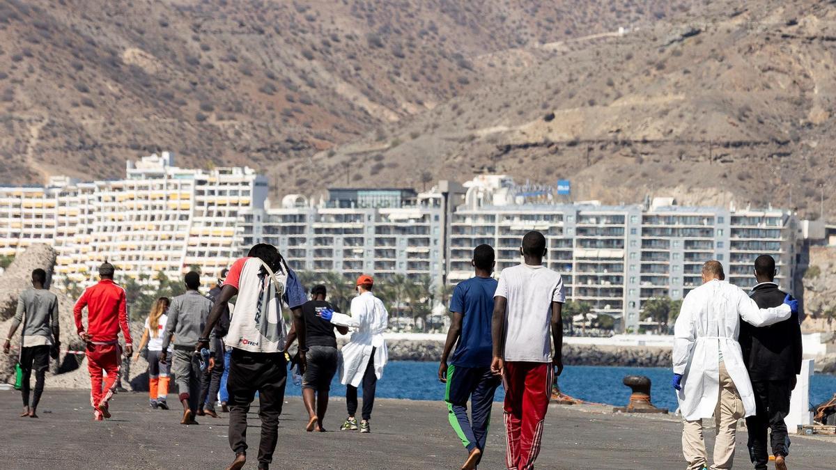 Hallan un fallecido en un cayuco en Gran Canaria, bajo las ropas del pasaje.