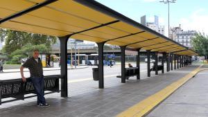 Pasajeros esperan en una parada de autobuses de Buenos Aires afectada por una huelga.