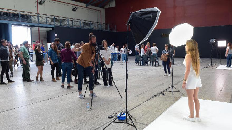 Candidatos a extras para el film &#039;Allied&#039;, en el &#039;casting&#039; que se celebró ayer en el Edificio Miller del Parque Santa Catalina.