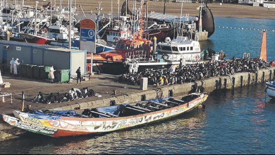 Un cayuco con 195 personas a bordo alcanza el Puerto de Los Cristianos
