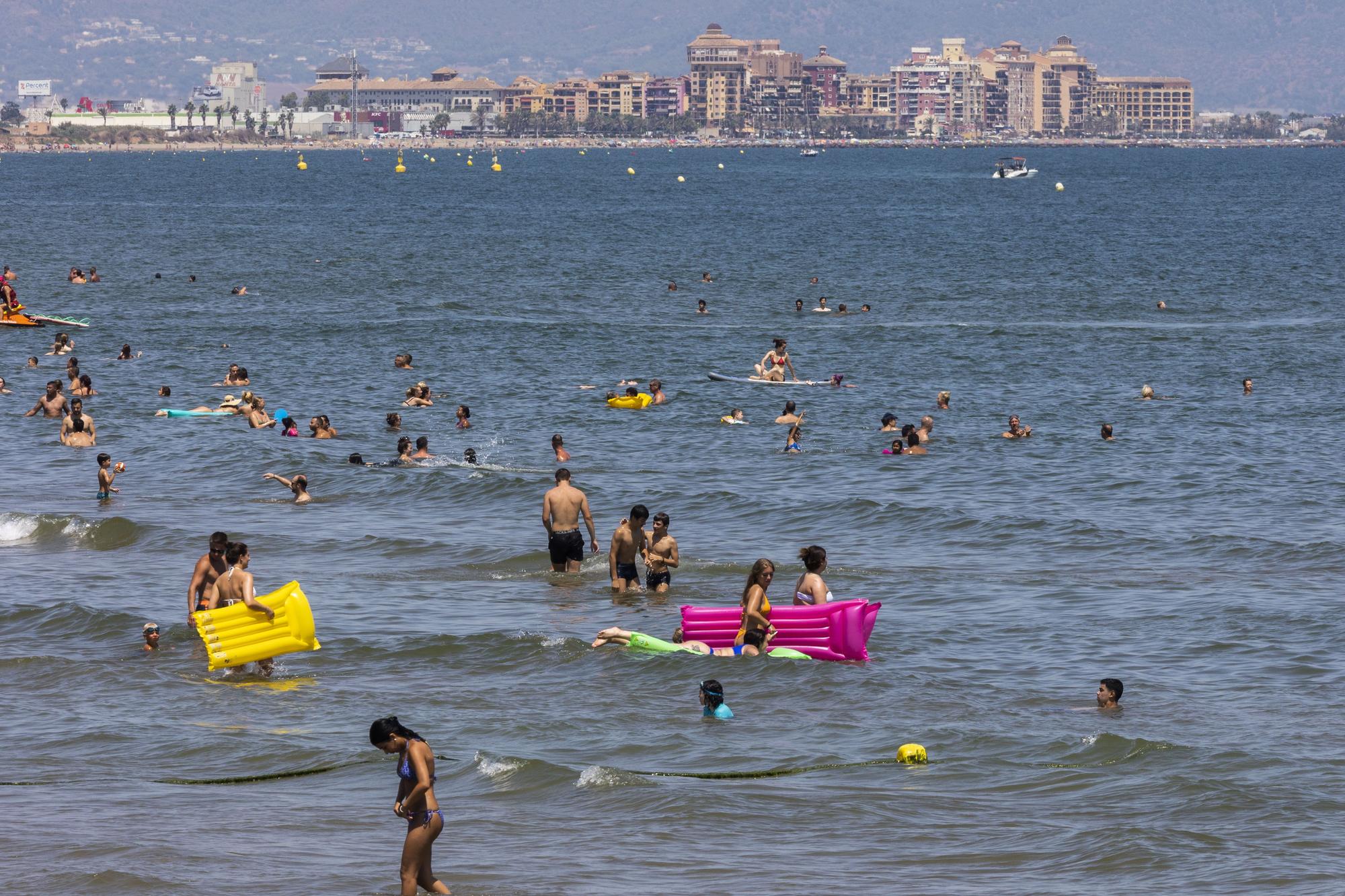 Playas hasta la bandera en pleno agosto