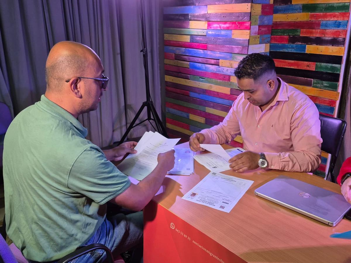 El presidente de AMOEX atiende a un solicitante