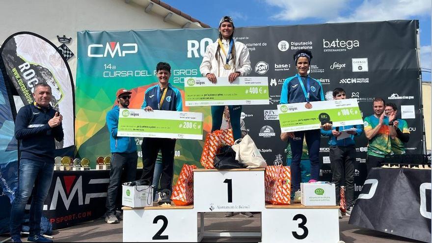 Núria Tarragó travessant la línia d'arribada de la Cursa del Roc Gros