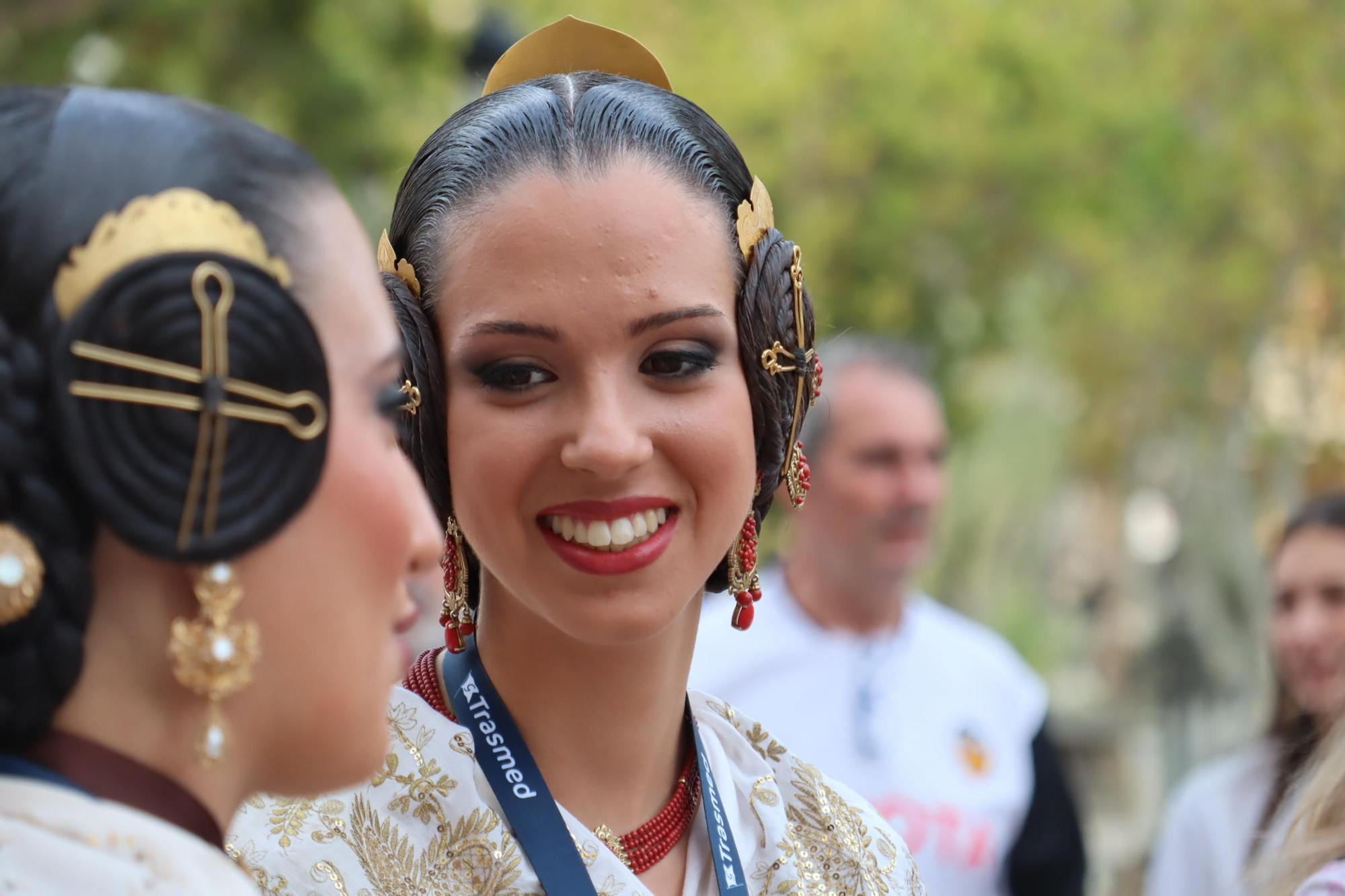Concentración fallera en la Plaza del Ayuntamiento con las candidatas a FMV2025