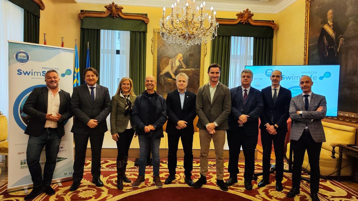 Jacobo López, concejal del PSOE; Reinerio Sarasua, de Sarasúa y Asociados; Rocío Menéndez, del Santa Olaya; Gonzalo Méndez, vicepresidente del Santa Olaya; Enrique Plaza; Jorge González-Palacios; Vidal Gago, gerente de la Empresa Municipal de Aguas; Marcelino Fernández, director de zona de Caja Rural de Asturias; y Jorge Mendoza, jefe de operaciones del Corte Inglés.