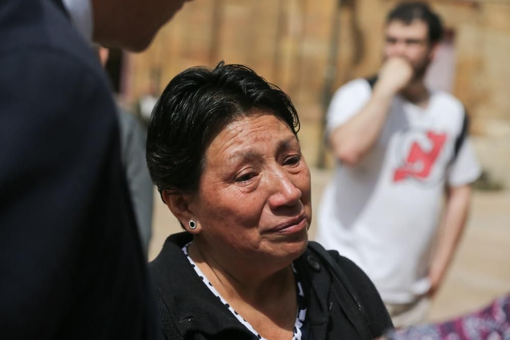 Minuto de silencio en la plaza del Ayuntamiento por el asesinato de la joven ovetense en Melilla