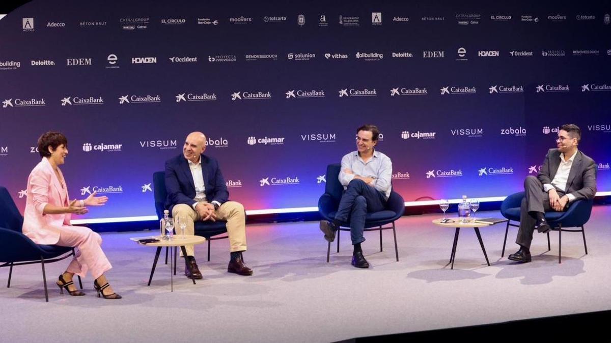 La mesa redonda protagonizada por los responsables de Starbucks, Palladium y Deloitte.