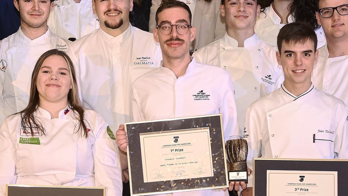 El chef de Creta Ioannis Liapakis, con gafas, entre Pija Frešer (Eslovenia) y Juan Taltavull Juaneda (Menorca), segunda y tercero en el European Young Chef Award.