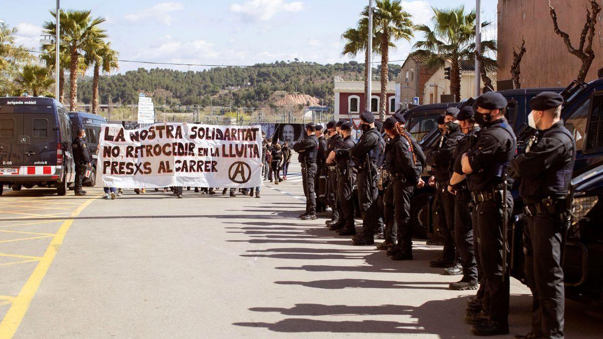 Marcha de protesta hasta la cárcel de Brians en apoyo de anarquistas presos