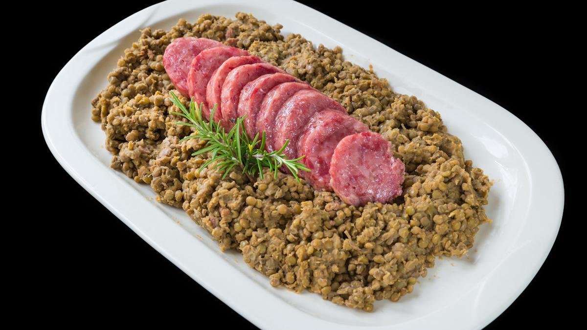 Cotechino (salchicha de cerdo) con lentejas. plato tradicional italiano para nochevieja