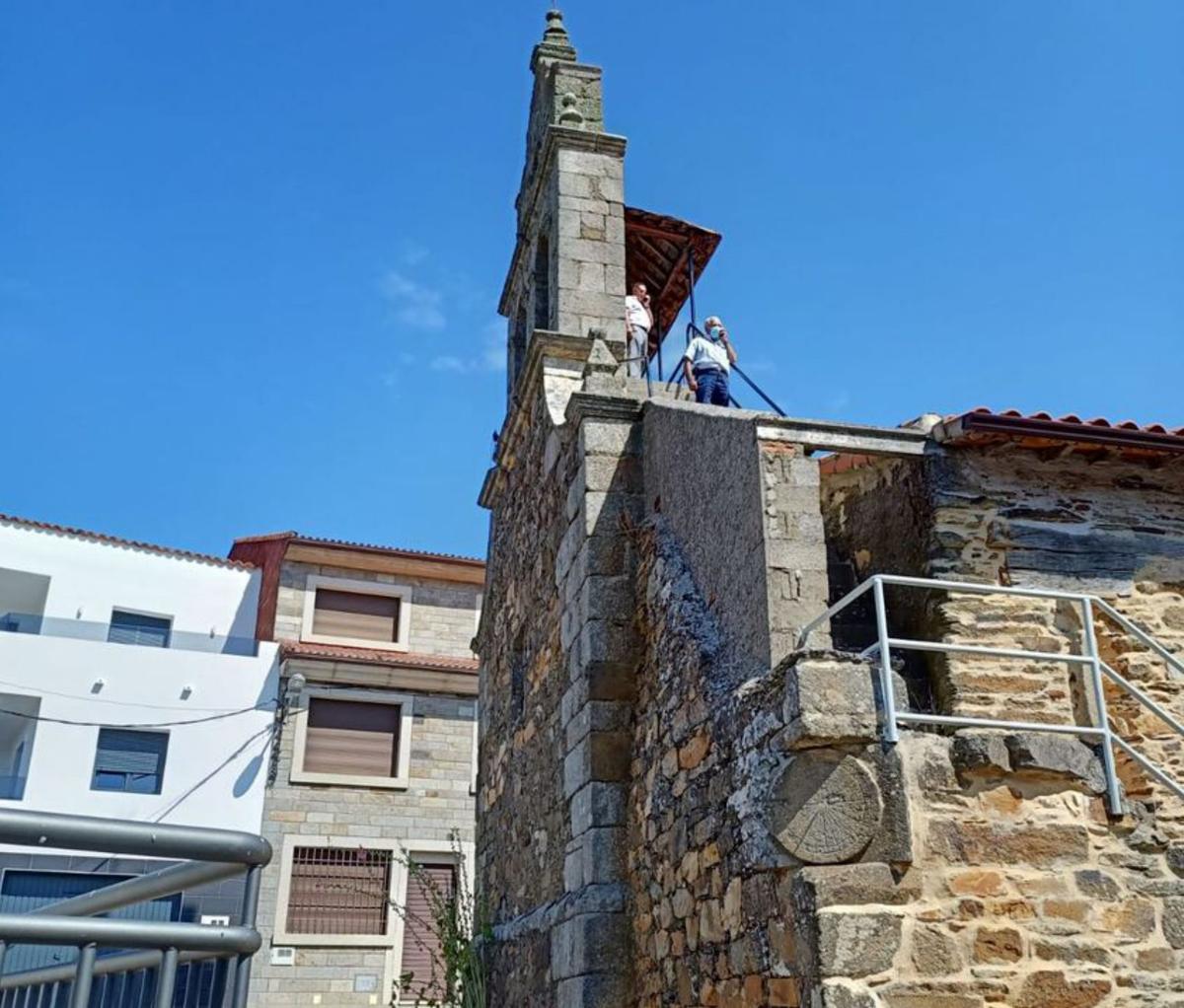 Vecinos de La Torre cogen cobertura en la torre de la iglesia. | Ch. S.