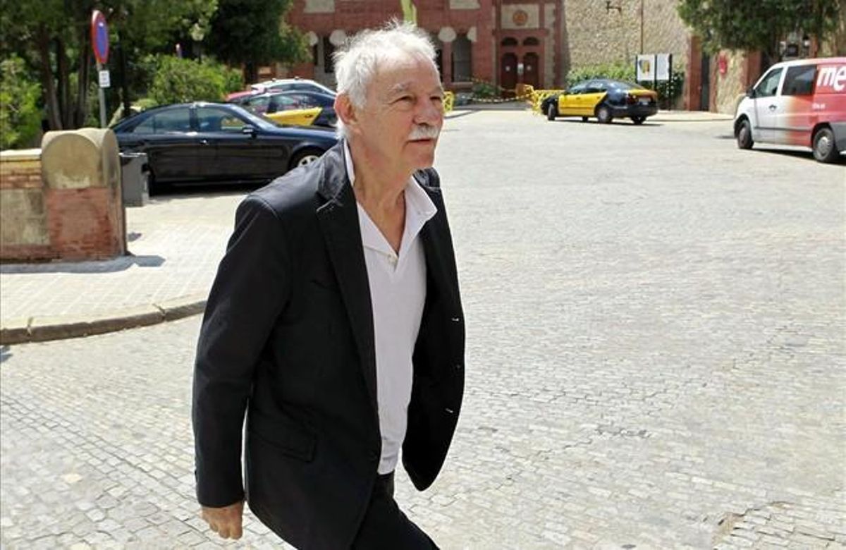 Eduardo Mendoza arriba al funeral d’Ana María Matute.