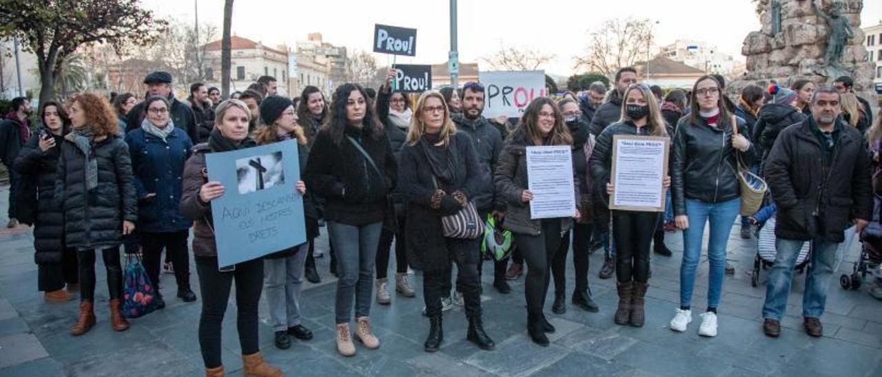 Manifestación de interinos el pasado día 31 en la plaza de España de Palma. | PERE JOAN OLIVER