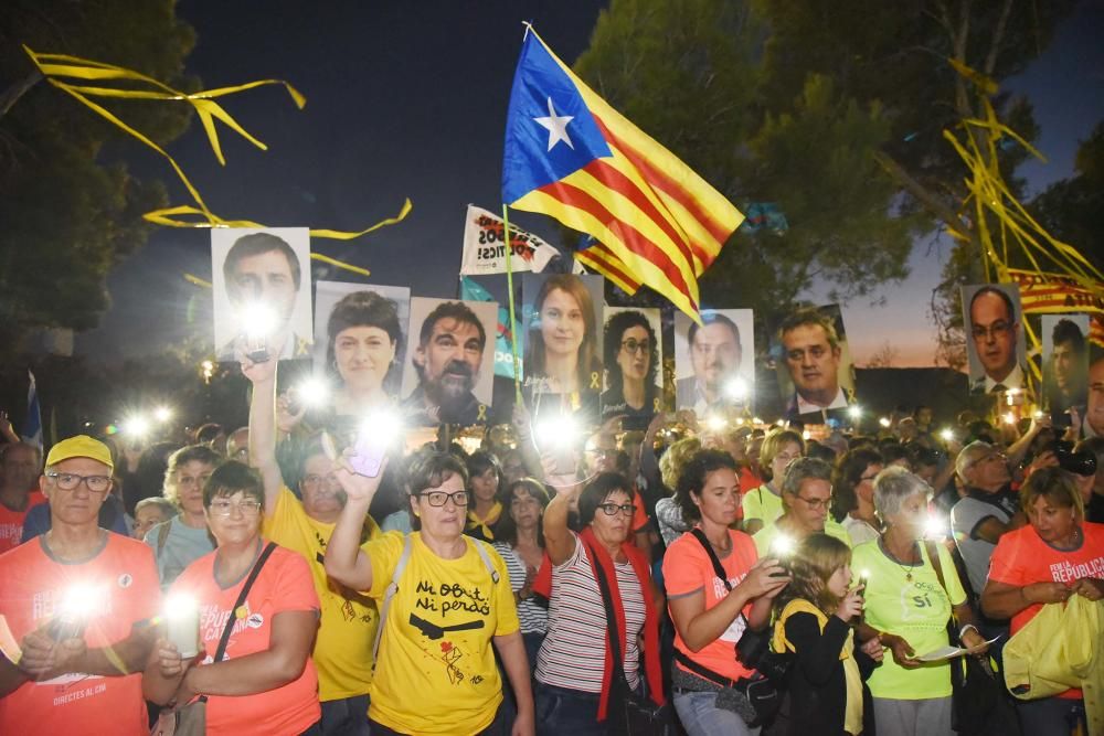 Una multitud omple Lledoners com mai en la vigília de 1-O