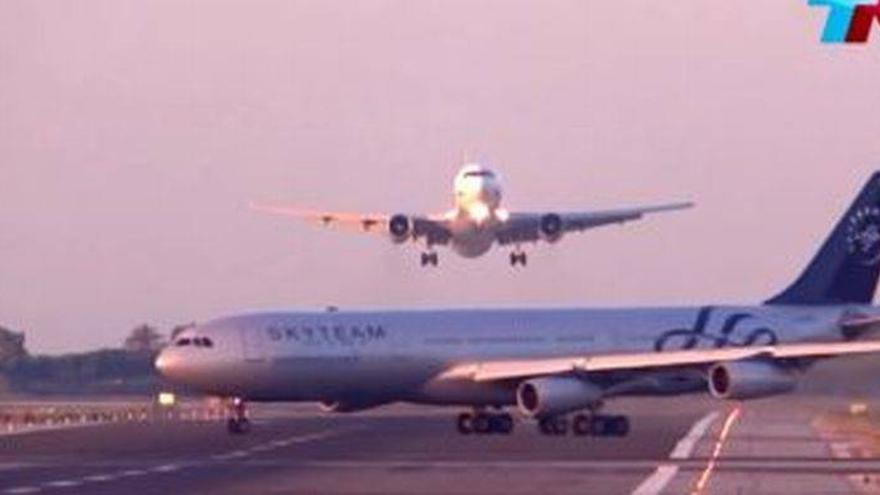 NO ATERRIZA AL VER UN AVIÓN EN PISTA