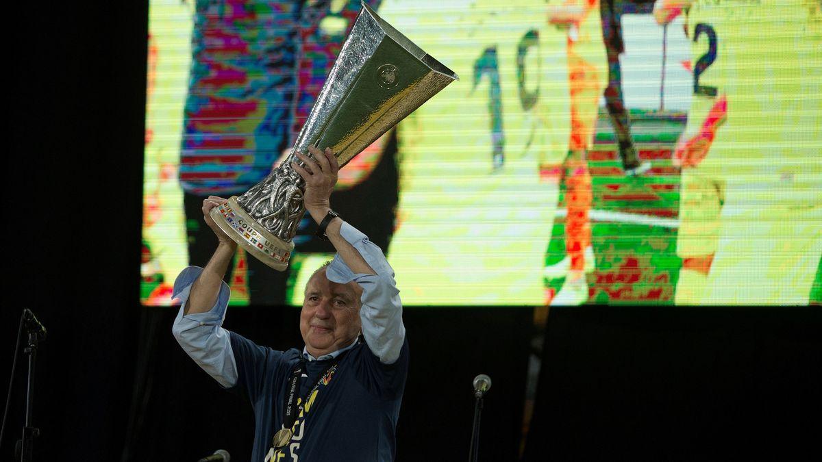 Fernando Roig, con el trofeo de la Europa League.