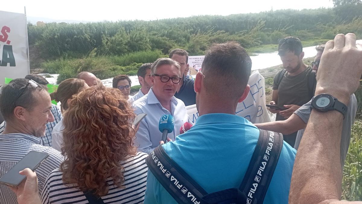 El parlamentario de Vox Manuel Gavira, en la Vega de Mestanza, ayer.